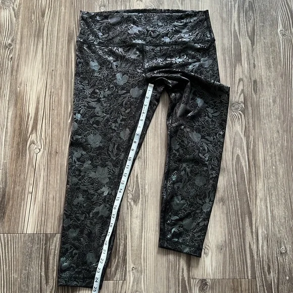 Lululemon Wunder Train High-Rise Tight 25" *Foil
Logo Flourish Black Iridescent - Picture 6 of 11